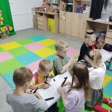 ДIТИ РОЗФАРБОВУЮТЬ ПIР`ЇНКИ ДЛЯ КРЕАТИВБОРДУ
